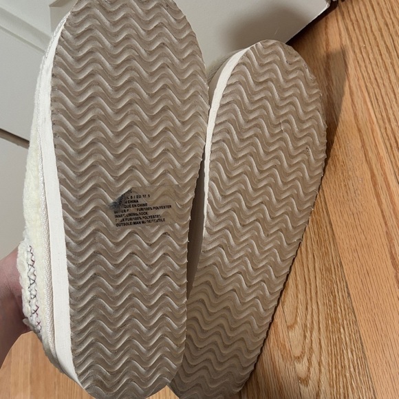 Cozy Cream Fleece Slippers - Picture 5 of 7